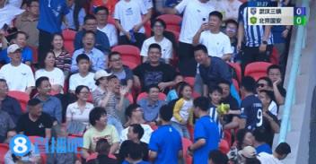 比赛太无聊，武汉球迷在看台上扔乌龟玩偶